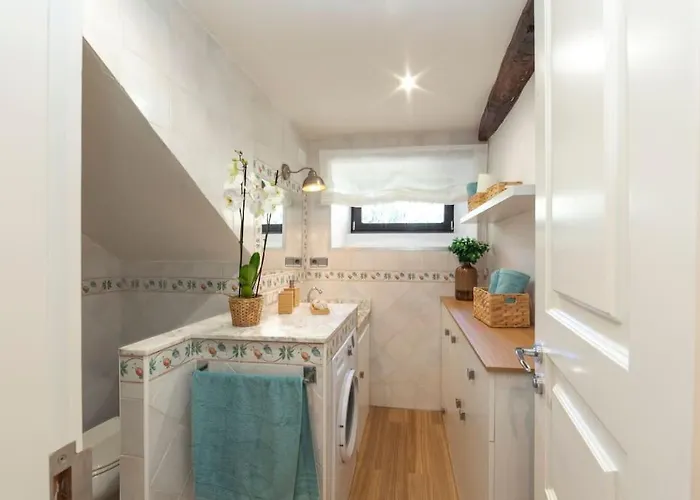 Maravillosa Vivienda Con Jardin Y Barbacoa. *
